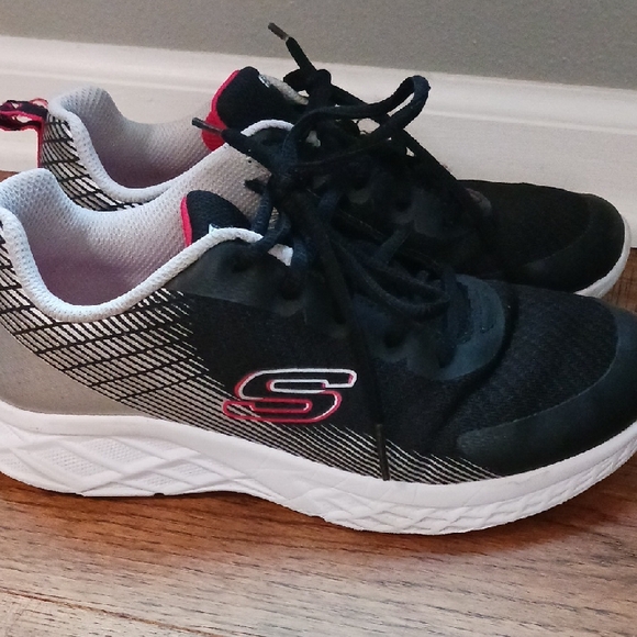 Skechers Kids 5Y Black and White Sneakers with Red Accents - Hardly Used! - Picture 1 of 7